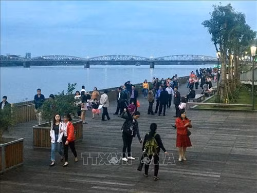 Huế đưa vào sử dụng cầu đi bộ dọc sông Hương