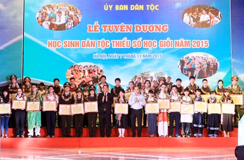 Lễ tuyên dương học sinh dân tộc thiểu số học giỏi năm 2015