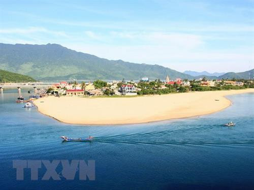 Lễ hội "Lăng Cô - Vịnh đẹp thế giới" thu hút đông đảo khách du lịch