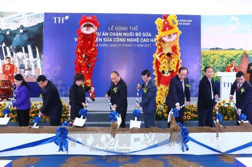 Thủ tướng Nguyễn Xuân Phúc thăm Dự án chăn nuôi bò sữa và chế biến sữa công nghệ cao Hà Giang