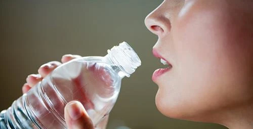 Có nên uống nước trước và sau bữa ăn?
