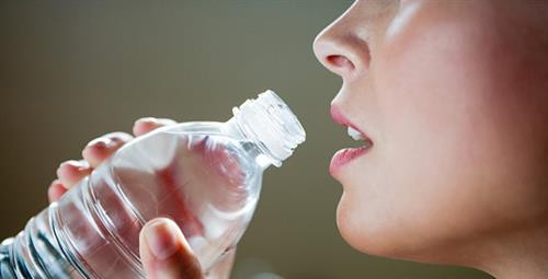 Có nên uống nước trước và sau bữa ăn?