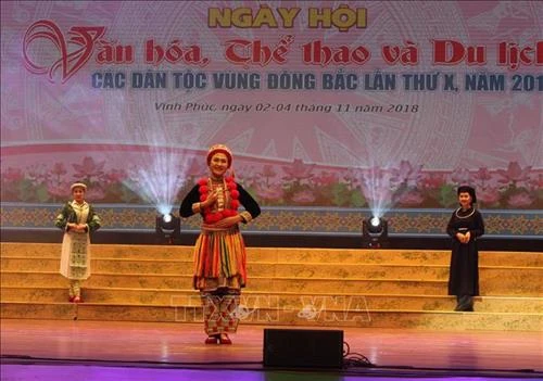 Liên hoan nghệ thuật quần chúng và trình diễn trang phục truyền thống các dân tộc vùng Đông Bắc