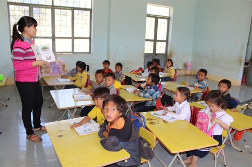 Nhọc nhằn "Gieo chữ" dưới chân đêò Đắk Nuê