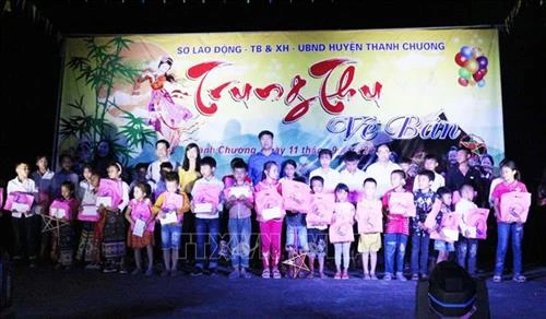 Trẻ em vùng tái định cư Thủy điện Bản Vẽ đón Trung Thu sớm