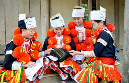 Nét độc đáo trong trang phục người Dao đỏ