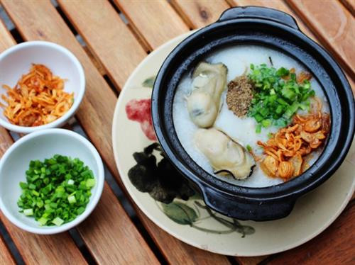 Về Quảng Bình thưởng thức cháo hàu bên sông Nhật Lệ