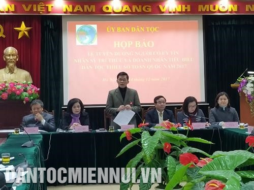 Tuyên dương người có uy tín, nhân sĩ trí thức và doanh nhân tiêu biểu dân tộc thiểu số năm 2017
