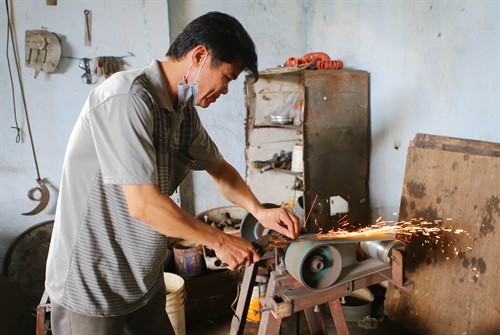 Người "giữ lửa" cho nghề rèn truyền thống cầu Vực