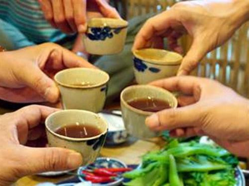 Cách nào tránh ngộ độc rượu bia trong ngày Tết?