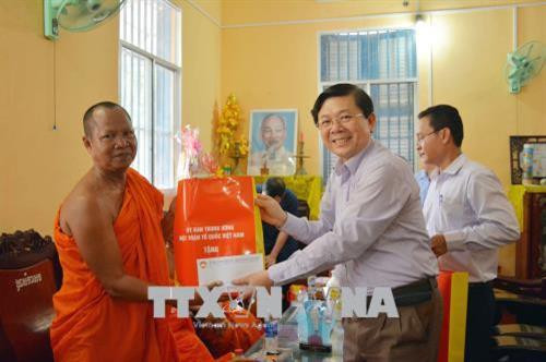 Thăm hỏi, chúc mừng nhân Tết cổ truyền của đồng bào Khmer