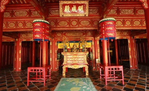 Lăng Gia Long - bức tranh tuyệt mỹ giữa thiên nhiên