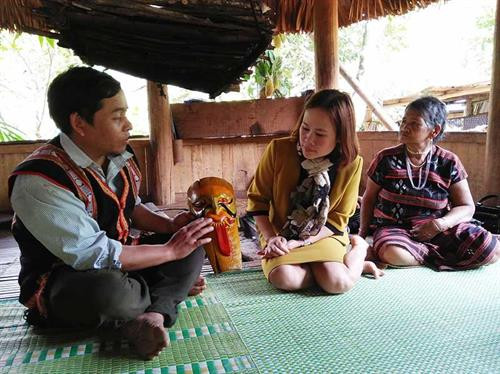 ALăng Blêu - Người giữ lửa nghệ thuật điêu khắc Cơ Tu