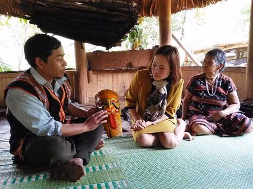 ALăng Blêu - Người giữ lửa nghệ thuật điêu khắc Cơ Tu