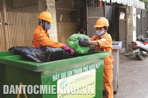 Đổi rác lấy quà khuyến khích người dân phân loại rác