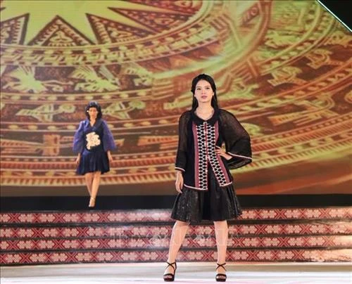 Đặc sắc thời trang thổ cẩm ứng dụng 