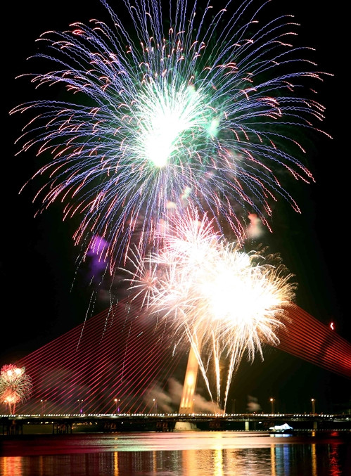 Chiêm ngưỡng màn bắn pháo hoa mừng Xuân Bính Thân 2016