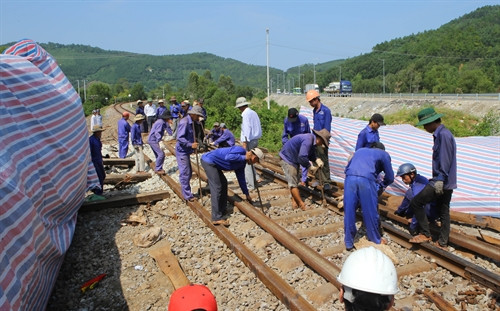 Khẩn trương khắc phục sự cố lật tàu hàng trên tuyến đường sắt Bắc – Nam