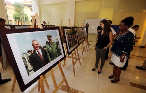 Trưng bày ảnh quan hệ hợp tác Việt Nam–Cuba nhân kỷ niệm 90 năm ngày sinh Chủ tịch Fidel Castro