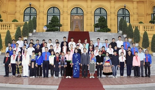 Phó Chủ tịch nước Đặng Thị Ngọc Thịnh gặp mặt đoàn thanh, thiếu niên dân tộc tiêu biểu tỉnh Lào Cai