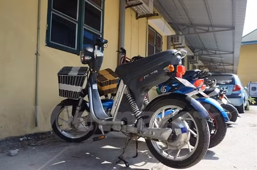 Hà Nội: Chập ắc quy khi sạc xe đạp điện, 2 cha con thoát chết