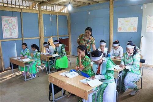 Đồng bào Khâu Vai đã biết viết tên, không còn cảnh "điểm chỉ"
