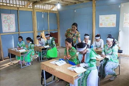 Đồng bào Khâu Vai đã biết viết tên, không còn cảnh "điểm chỉ"