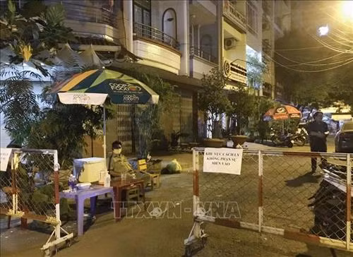 Thành phố Hồ Chí Minh: Phong tỏa 39 căn hộ chung cư liên quan ca tái mắc COVID-19