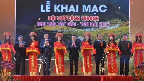 Khai mạc Hội chợ Công thương khu vực Tây Bắc
