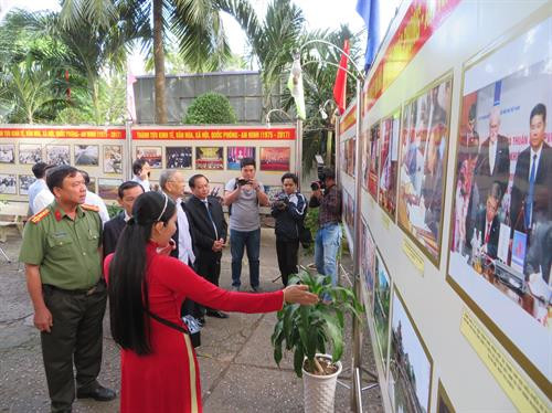 Trưng bày chuyên đề “50 năm – Nhớ mãi Mùa Xuân 1968” và triển lãm ảnh “Thành tựu kinh tế, văn hóa, xã hội, quốc phòng an ninh”