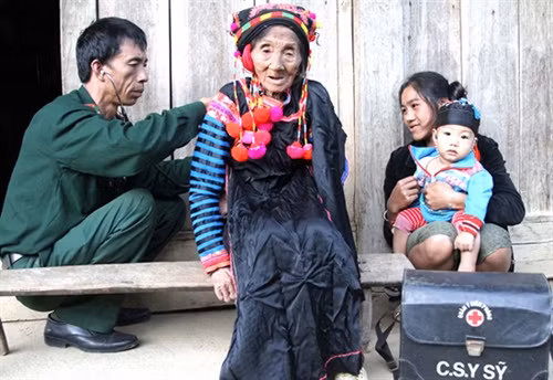 Biên phòng Mù Cả “4 cùng” với dân bản