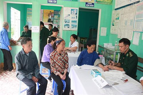 Khám, cấp thuốc miễn phí cho người dân vùng biên giới Tú Mịch