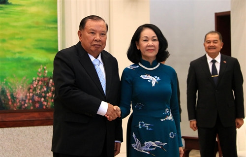 Tổng Bí thư, Chủ tịch nước Lào tiếp đoàn đại biểu cấp cao Đảng ta