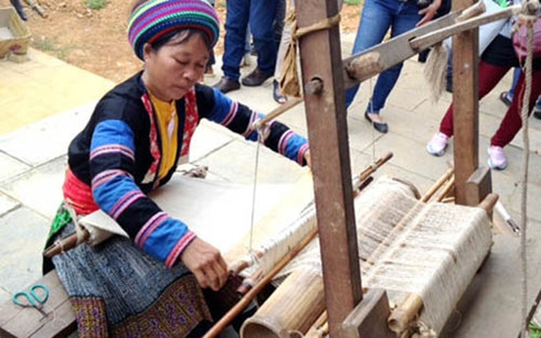 Nghề se lanh dệt vải của đồng bào Mông ở Sa Pa