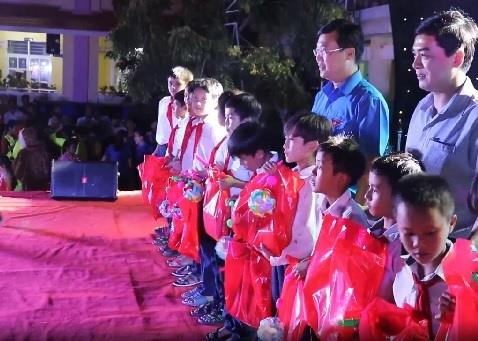 Mang tết Trung thu đến sớm với trẻ em vùng cao Phú Lạc