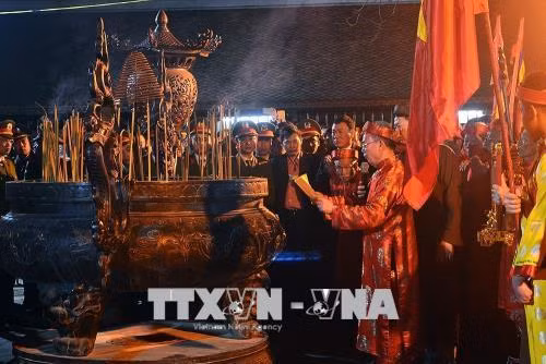 Hàng vạn người dự lễ Khai ấn đền Trần trong đêm