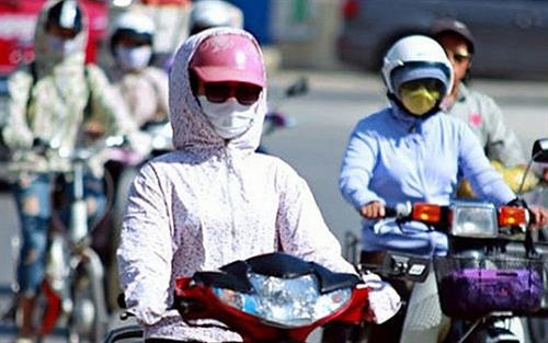 Chị em dễ bị loãng xương khi ra ngoài nắng che chắn quá kỹ