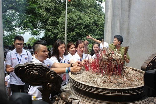 “Con người có tổ có tông, như cây có cội, như sông có nguồn”