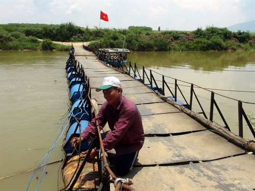 Cầu phao "Ông Dũng" 