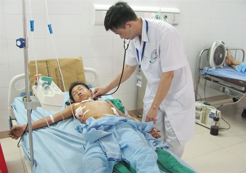 Bệnh viện Đa khoa Trung ương Thái Nguyên cứu sống cháu bé người Mông bị cây nứa đâm xuyên người