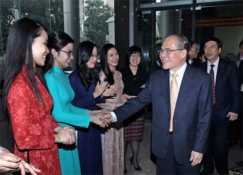 Chủ tịch Quốc hội Nguyễn Sinh Hùng thăm, chúc Tết cán bộ, phóng viên Đài Truyền hình Việt Nam, Đài Tiếng nói Việt Nam