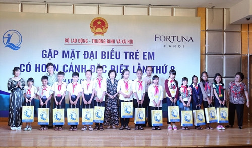 Gặp mặt biểu dương thành tích những học sinh tiêu biểu, có hoàn cảnh khó khăn