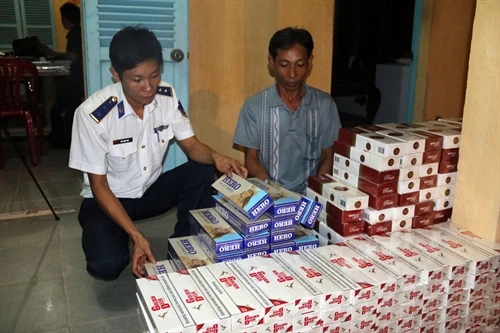 Bắt giữ xuồng máy vận chuyển 4.300 bao thuốc lá lậu