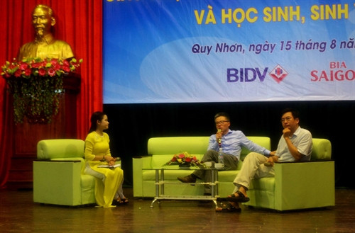 Giáo sư Ngô Bảo Châu giao lưu với các sinh viên tại Bình Định