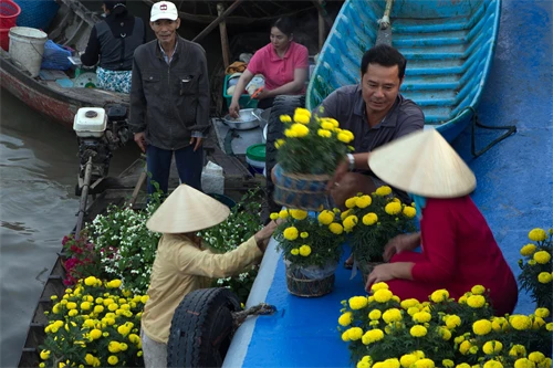 Sắc xuân chợ nổi Cái Răng ngày cuối năm