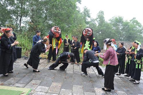 Trò chơi đẩy gậy của người Nùng