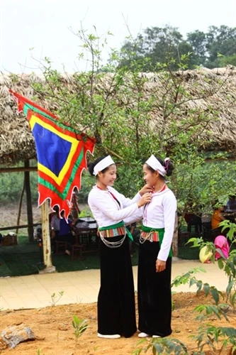 Thắm duyên trang phục Mường