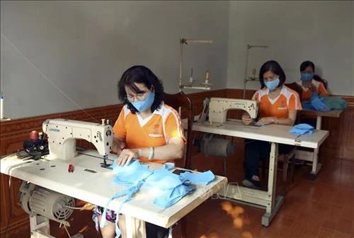  Nhóm thiện nguyện may khẩu trang phát cho người nghèo ở Điện Biên