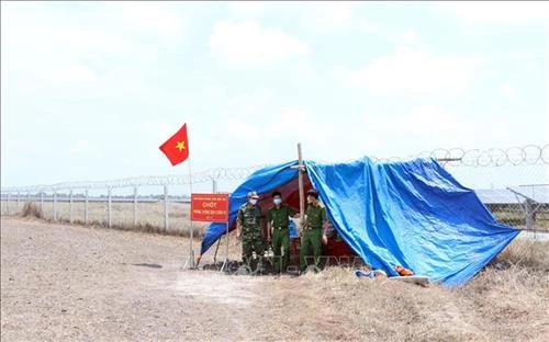 Những "lá chắn" dịch nơi lối mòn biên giới Tây Nam