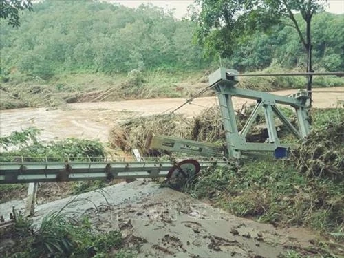 Lũ cuốn trôi hai cầu treo dân sinh ở Bình Phước